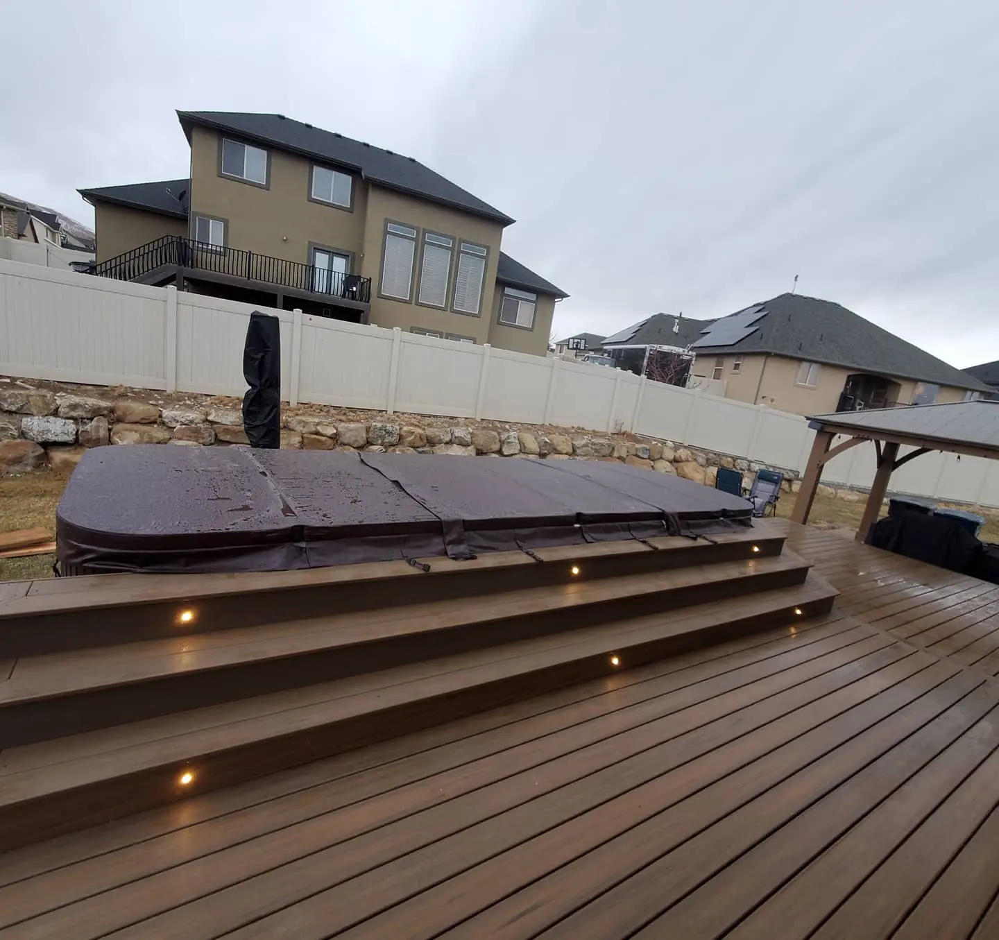Hot tub surround with lit steps