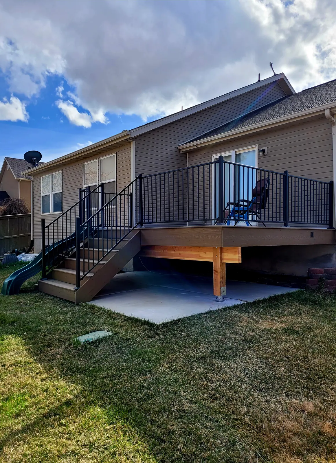 Raised composite deck with black aluminum railing